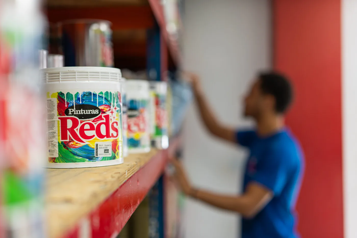Estantería del almacén con cubetas de Pinturas Reds
