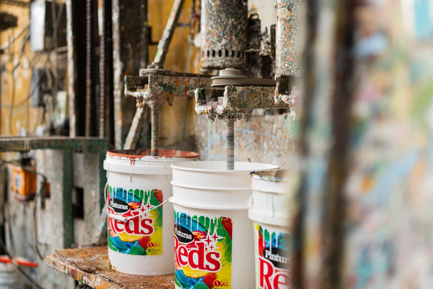 Mezcladora de la fábrica con cubetas de Pinturas Reds