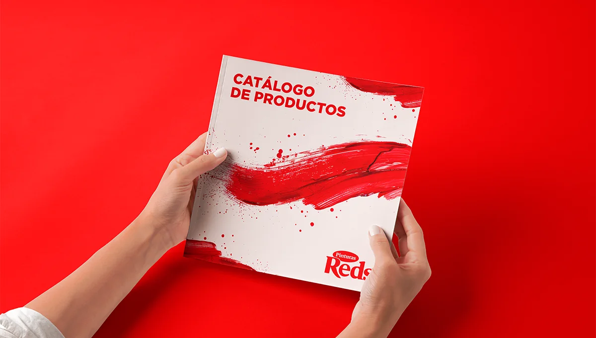 Catálogo de colores de Pinturas Reds en manos de un cliente